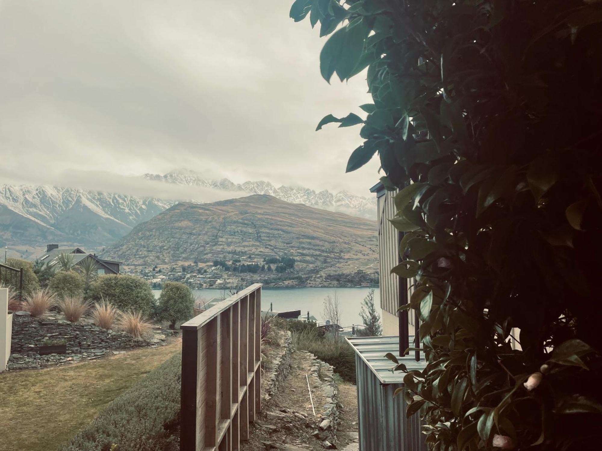 Ming'S Lakeside Goldleaf Suites Queenstown Exteriör bild